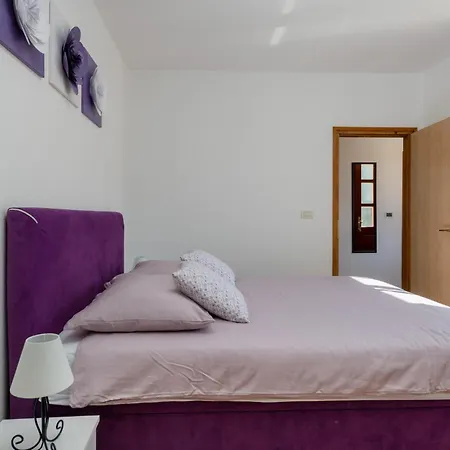Awesome In Breg Ivanovci With Kitchen * Raša
