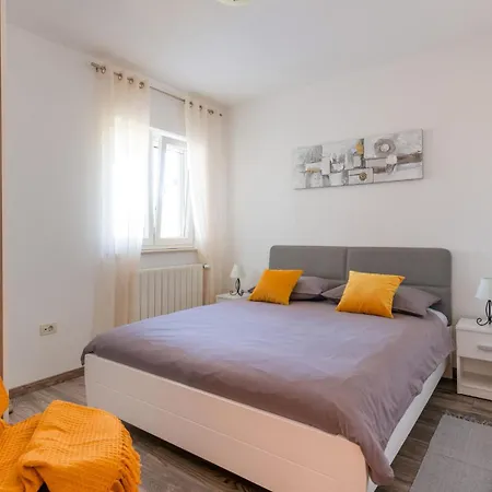Breg Ivanovci Iv بيت للعطل Raša