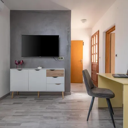 Awesome In Breg Ivanovci With Kitchen 度假居 *